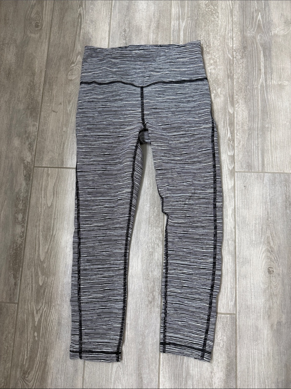 Like new, Athleta ultimate Capri leggings. Phone pocket!